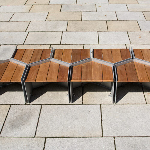Zitelementen Penta 10 Of u nu een luxe parkbank zoekt voor een stadscentrum, een comfortabele zitplek voor een schoolplein of een stijlvolle bank voor in de tuin, deze stalen designbank cq zitelementen bieden altijd de perfecte oplossing.